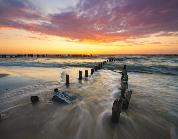 Bellissimo cielo serale sul mare e sulla spiaggia al tramonto — Foto Stock