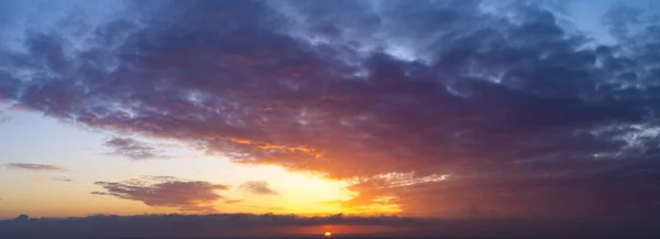 Piękny wieczór niebo nad o zachodzie słońca — Zdjęcie stockowe