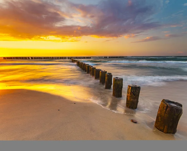 güzel bir akşam gökyüzü günbatımı vasıl belgili tanımlık kıyı ve deniz