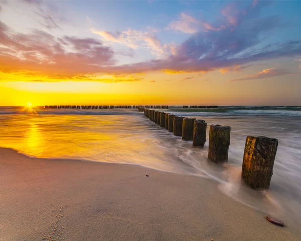 güzel bir akşam gökyüzü günbatımı vasıl belgili tanımlık kıyı ve deniz