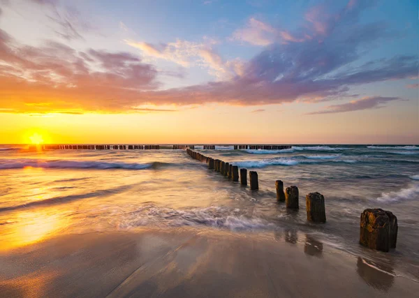 Szép esti égbolton a tengerre és a naplemente a strandon — Stock Fotó
