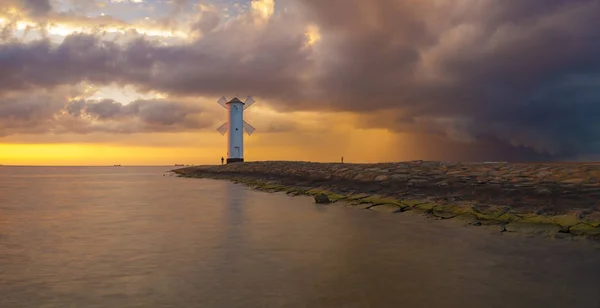 Tempête passant sur le phare au coucher du soleil — Photo