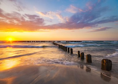 güzel bir akşam gökyüzü günbatımı vasıl belgili tanımlık kıyı ve deniz