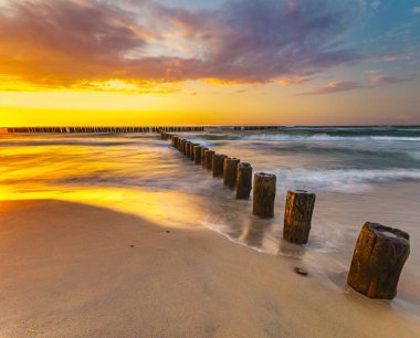 güzel bir akşam gökyüzü günbatımı vasıl belgili tanımlık kıyı ve deniz