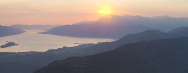 Karadağ, yarış görünümünden Boka Kotor üzerinden günbatımı
