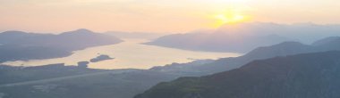 Karadağ, yarış görünümünden Boka Kotor üzerinden günbatımı