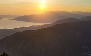 Karadağ, yarış görünümünden Boka Kotor üzerinden günbatımı