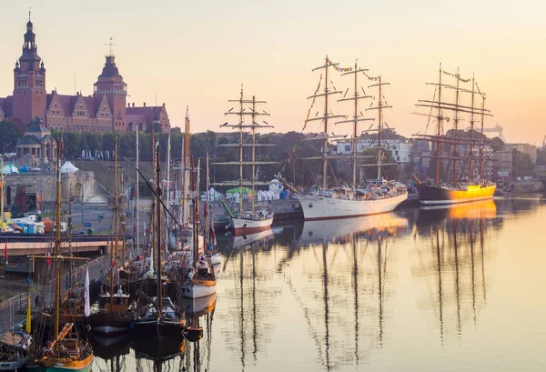 Szczeci, Pologne-Vers juillet 2015 : voiliers au quai de Szczecin, Courses de Grands voiliers 2015 — Photo