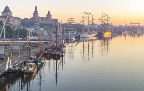 Szczeci, Польща-в межах липня 2015:sailing судів в wharf в Щецин, високий судів рас 2015 року — стокове фото