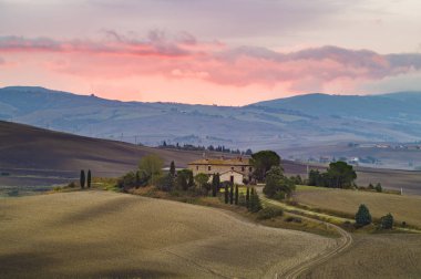 güzel, renkli bulutlar Tuscany üzerinden günbatımı sırasında