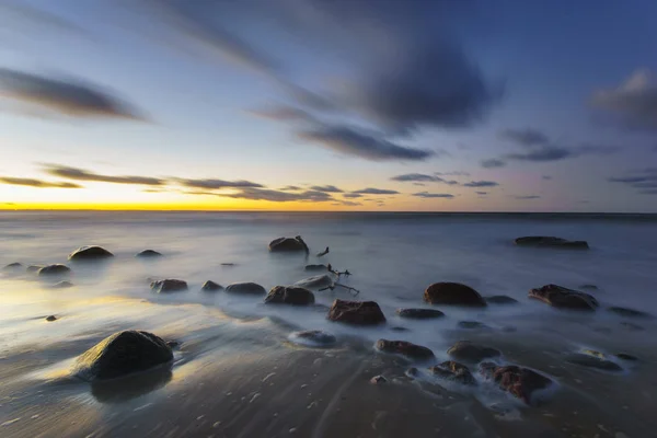 Zee landschap, stormachtige avond aan zee — Stockfoto