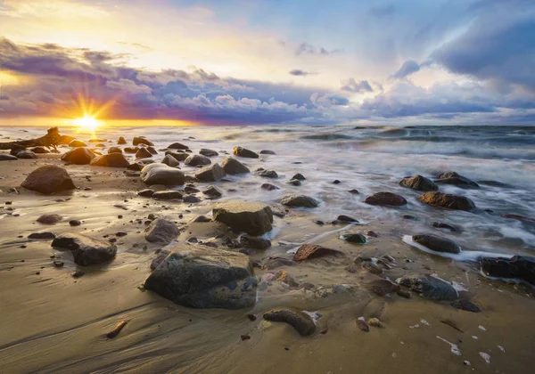 Zee landschap, stormachtige avond aan zee — Stockfoto