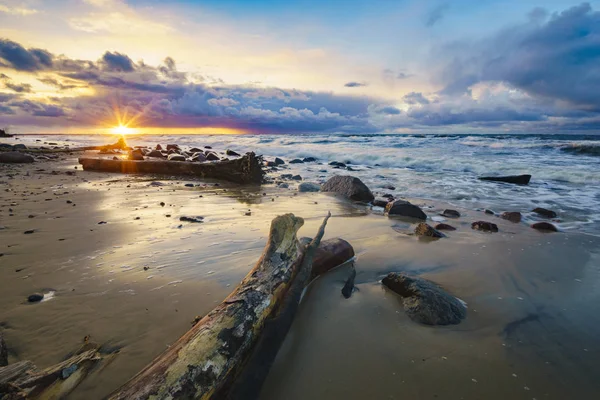 Paisaje marino, tarde tormentosa en la orilla del mar —  Fotos de Stock