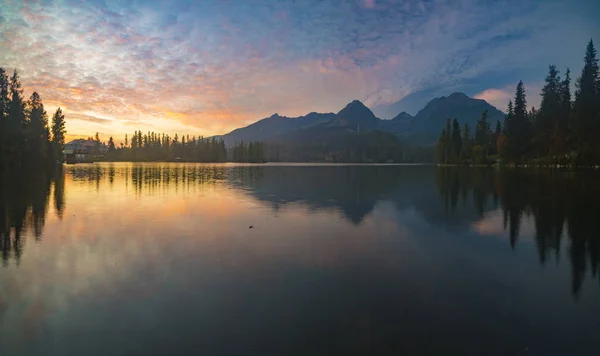 Puesta de sol sobre un lago de montaña en los Tatras en Eslovaquia — Foto de Stock