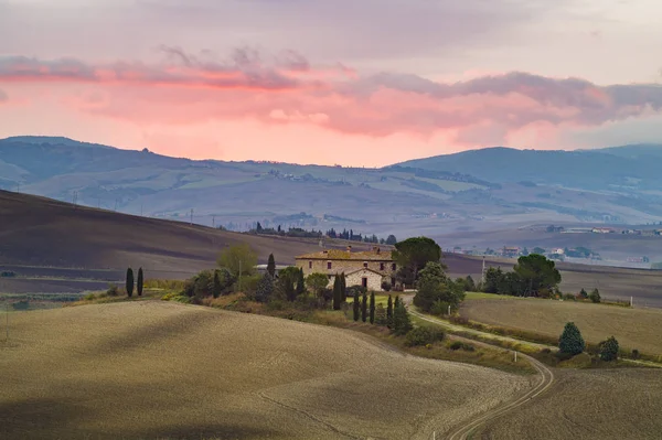 Bellissime nuvole colorate durante il tramonto sulla Toscana — Foto Stock