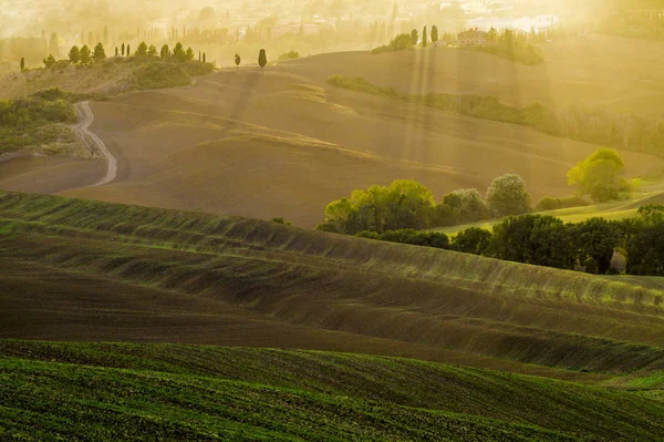Nubes hermosas y coloridas durante el atardecer sobre Toscana —  Fotos de Stock