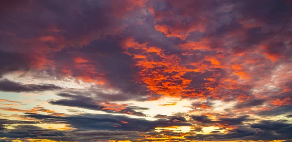 Cielo rojo dramático durante la puesta del sol —  Fotos de Stock