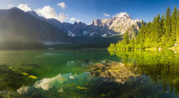 Panorama do lago de montanha na parte da manhã nos Alpes Julianos em I — Fotografia de Stock