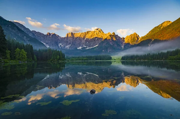 Panorama del lago de montaña por la mañana en los Alpes Julianos en I — Foto de Stock