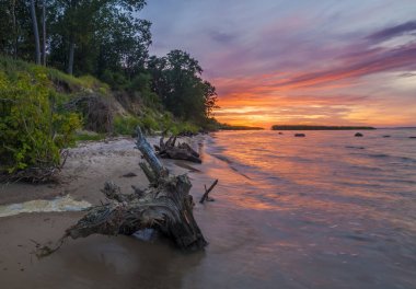 Baltık uçuruma ateşli günbatımı