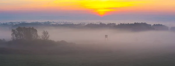 Wieża polowania w pięknej scenerii misty — Zdjęcie stockowe