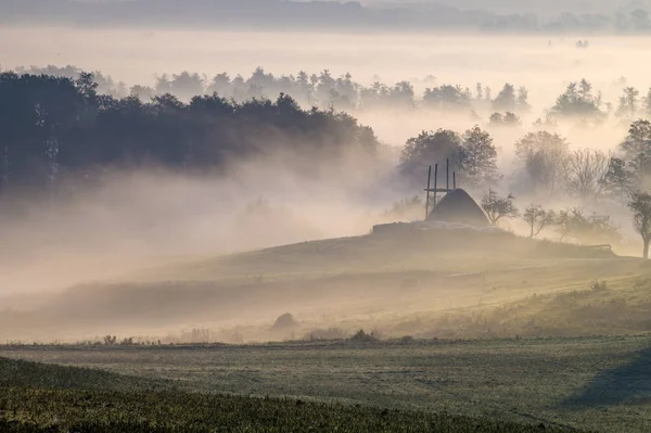 Matin d'automne brumeux sur la vallée — Photo