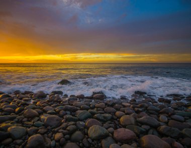 Okyanusu güzel altın gün batımı