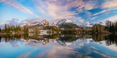 Kış manzarası, Strbske Pleso, Sl içinde bir dağ Gölü Panoraması