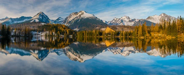 Panorama du lac de montagne haute résolution Strbske Pleso à Slov — Photo