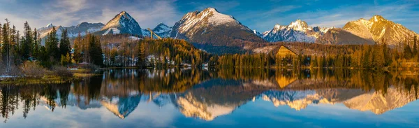 Panorama s vysokým rozlišením horského jezera Štrbské Pleso v Slov — Stock fotografie