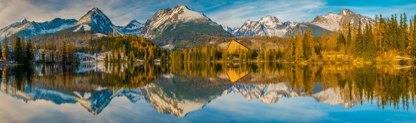 Panorama of high resolution mountain lake Strbske Pleso in Slov — Stock Photo, Image