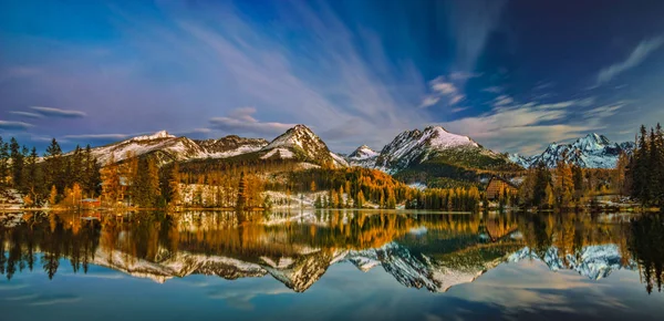 Panorama horské jezero v zimní krajině, Štrbské Pleso, Sl — Stock fotografie