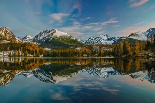 Kış manzarası, Strbske Pleso, Sl içinde bir dağ Gölü Panoraması — Stok fotoğraf