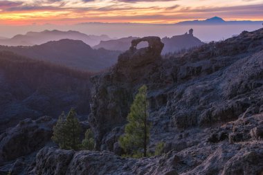 Gran Canaria, roque nublo dağda üzerinden muhteşem günbatımı içinde