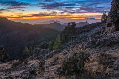 Gran Canaria, roque nublo dağda üzerinden muhteşem günbatımı içinde