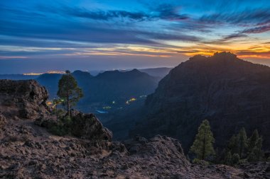 Gran Canaria, roque nublo dağda üzerinden muhteşem günbatımı içinde