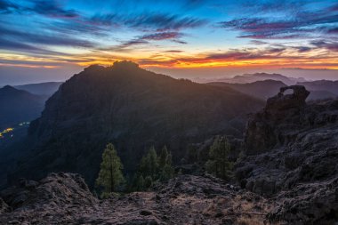 Gran Canaria, roque nublo dağda üzerinden muhteşem günbatımı içinde