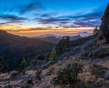 Gran Canaria, roque nublo dağda üzerinden muhteşem günbatımı içinde