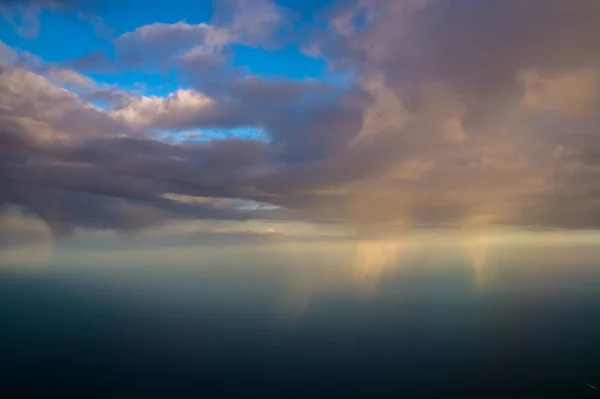 Hermosas formaciones de nubes después del amanecer sobre el océano, panorámica — Foto de Stock