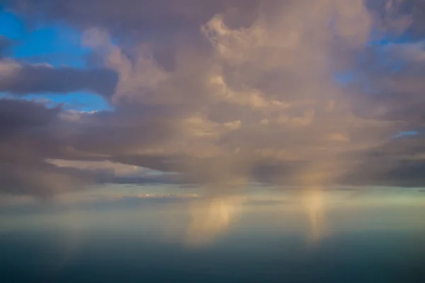 Hermosas formaciones de nubes después del amanecer sobre el océano, panorámica — Foto de Stock