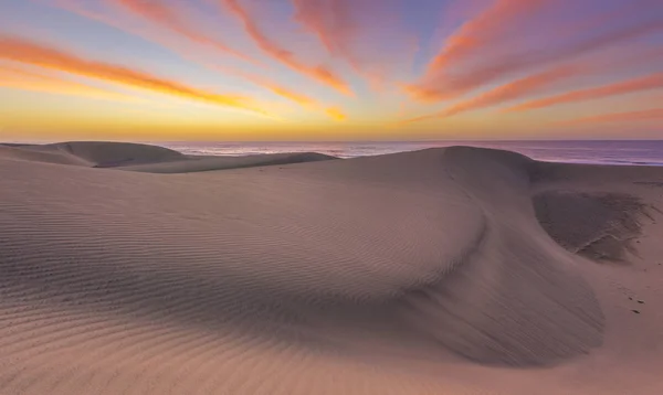 Słynny park naturalny wydm Maspalomas na wyspie Gran Canaria o wschodzie słońca, — Zdjęcie stockowe