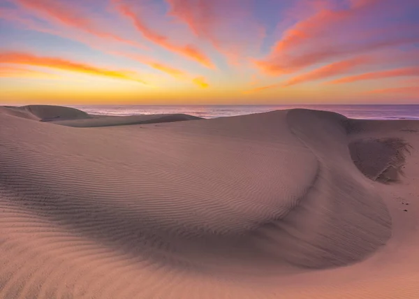 Słynny park naturalny wydm Maspalomas na wyspie Gran Canaria o wschodzie słońca, — Zdjęcie stockowe