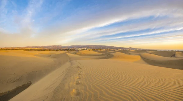 Słynny park naturalny wydm Maspalomas na wyspie Gran Canaria o wschodzie słońca, — Zdjęcie stockowe