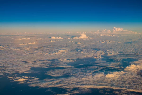 Belas formações de nuvens após o nascer do sol sobre o oceano, panorâmico — Fotografia de Stock