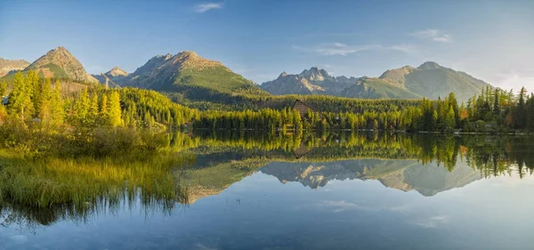 Yüksek çözünürlüklü Tatra Mountai bir dağ Gölü Panoraması — Stok fotoğraf