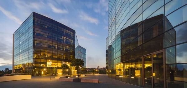Modern office building in the evening — Stock Photo, Image
