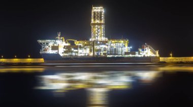 Geceleri limanındaki petrol sondaj platformu
