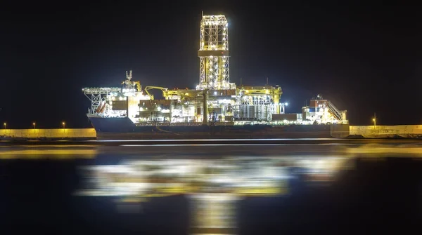 Platforme de petrol în port pe timp de noapte — Fotografie, imagine de stoc