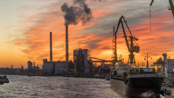 Zonas industriales en el río, puerto, central eléctrica ecológica, por —  Fotos de Stock