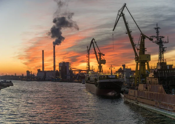Промислові райони на річці, порту, екологічної електростанції, пор — стокове фото